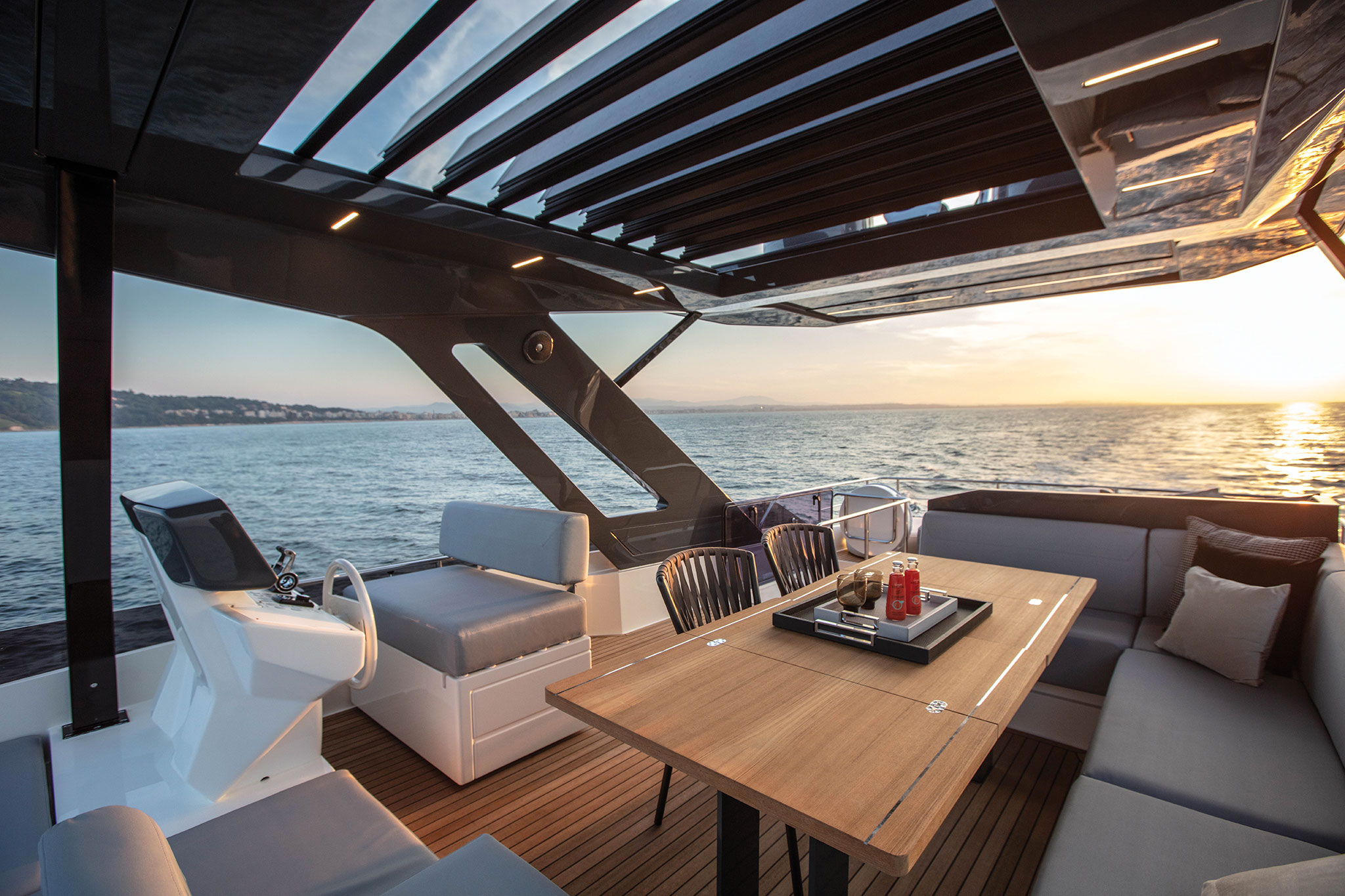 ferretti-Yachts-720-flybridge-lounge-yachts-france-173